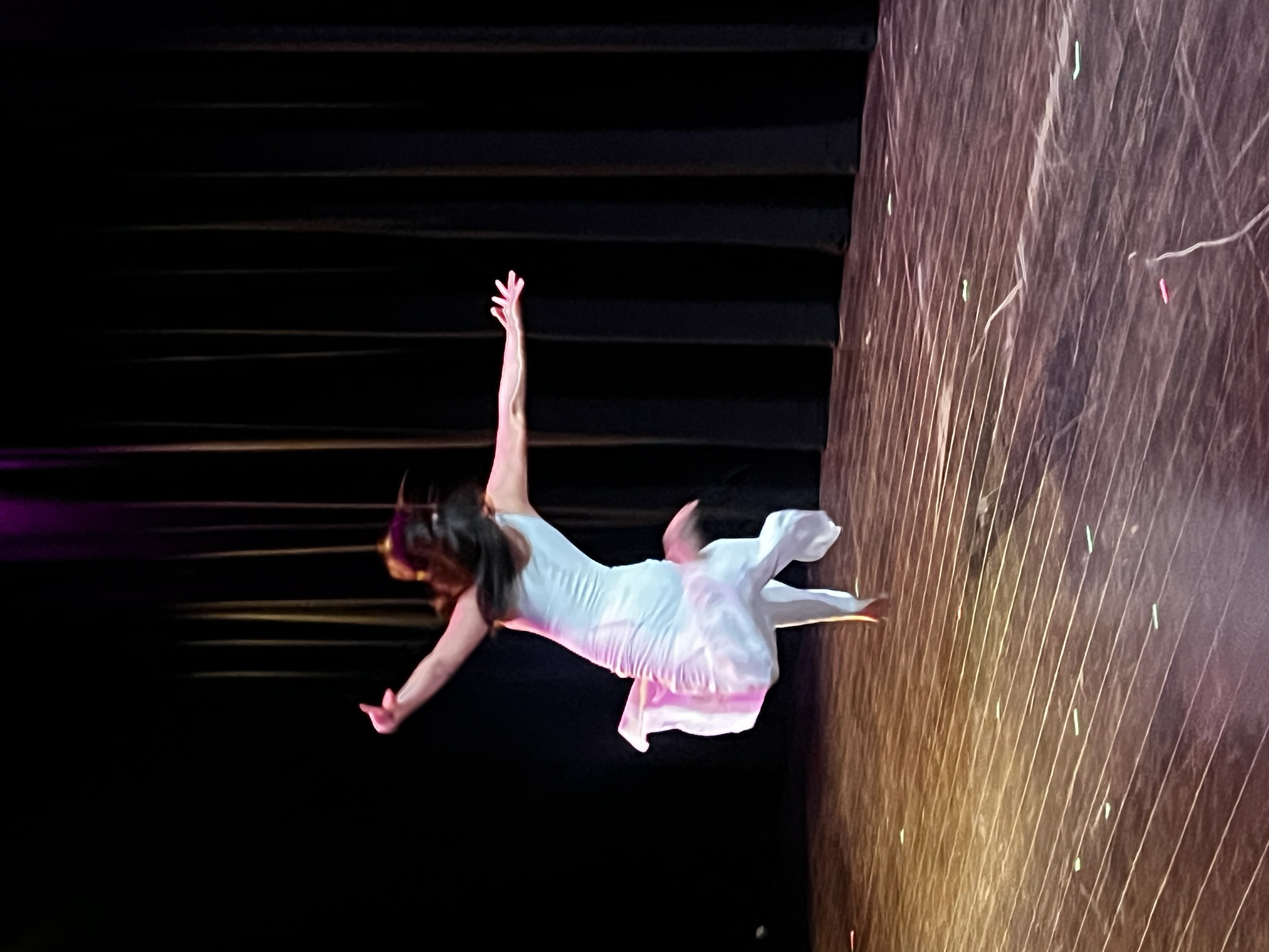 Ellasimone performing